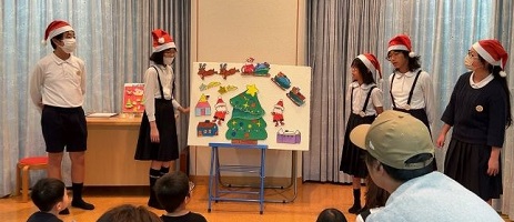 クリスマスをテーマにしたパネルシアターの様子