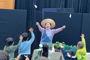 「みんなでみようたのしい人形劇！」第1部人形劇の様子(えらいこっちゃ キャベツのなかから)