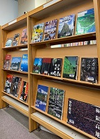 展示書架の様子（写真）
