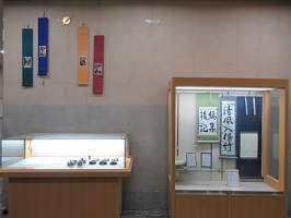 ガラスケースに展示している書道作品など