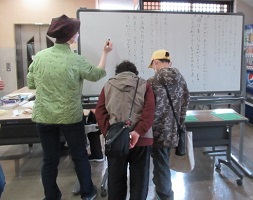 連歌を作っている様子
