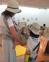 絵本展で絵本をみる親子