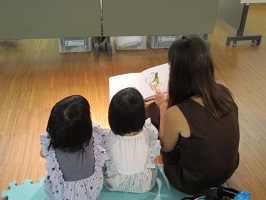 えほん展で絵本をみる親子