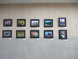 向かって右側の写真の作品