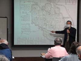 絵図をもとに説明する様子