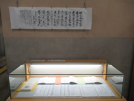 ガラスケース横の中の展示物と壁面の展示