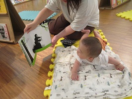 絵本を楽しむ赤ちゃんとお母さん