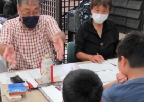 子どもに説明している講師の先生