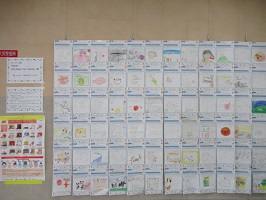 壁面向かって左側に展示の投票用紙