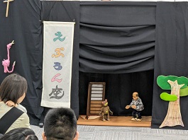 大阪市立港図書館「みんなで人形劇をたのしみましょう」写真