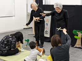 大阪市立港図書館「みんなで人形劇をたのしみましょう」写真