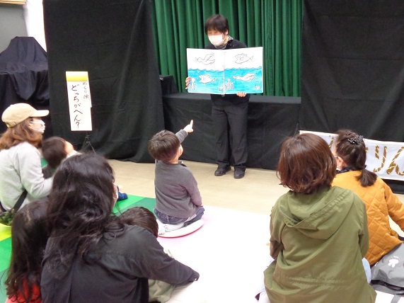 春のこども会めくり絵「どっちがへん？」写真