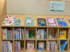 「夏休みに役立つ本」展示の様子