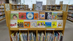 「ロングセラー絵本」展展示書架