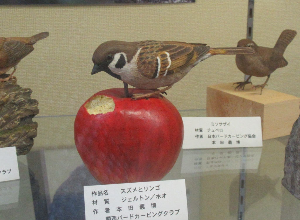 スズメとリンゴ