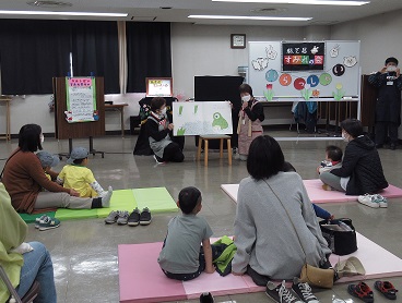 「かみしばいがはじまるよ！」写真