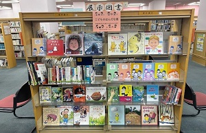 こどものほんだな展で本が並んでいる写真