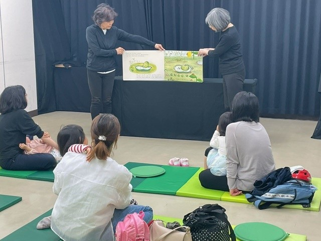 絵本読み聞かせ写真
