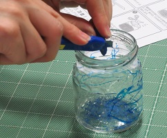 キャンドルの色をつける作業
