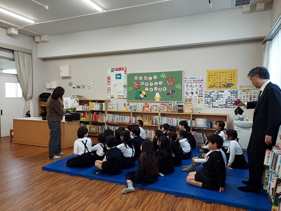 『おぞうにくらべ』読み聞かせの様子