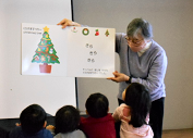 大型絵本にはりつくこどもたち