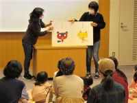 大型絵本を読み聞かせ