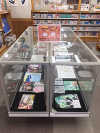 大阪府立港南造形高等学校手作りPOP展ケース展示風景