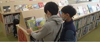 子どもたちが図書館を利用している様子１