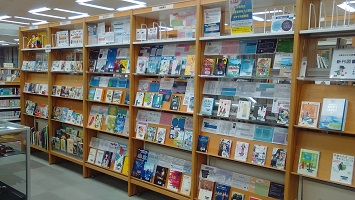 市岡高校図書展示風景