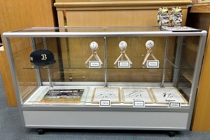 オリックスバファローズの選手のサインボールや色紙、帽子の写真