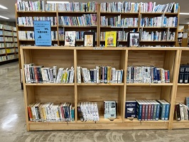 旧日本軍失敗の本質をさぐる　図書展示風景1