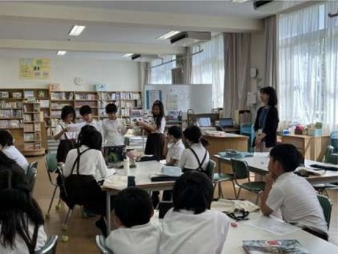 学校司書が子どもたちにオリエンテーションを行う様子