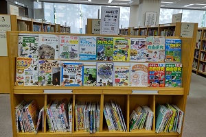 「自由研究お助け本」展示書架の写真