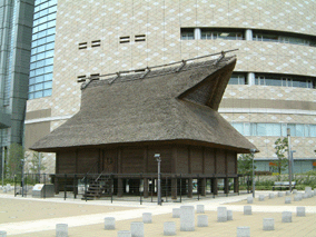 復元された大型倉庫