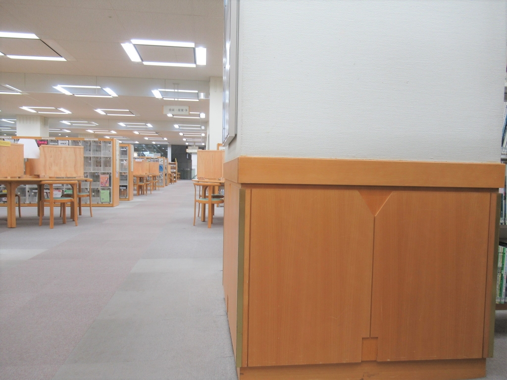 みおつくしモチーフがあしらわれた図書館館内の柱