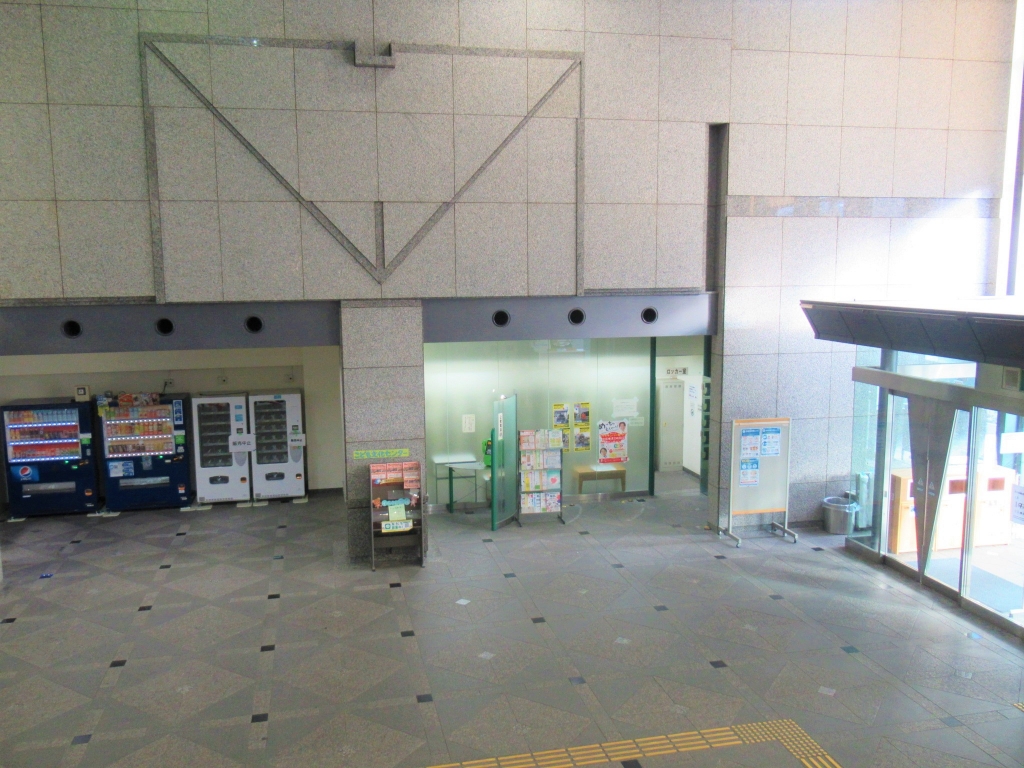 みおつくしモチーフがあしらわれた図書館内壁