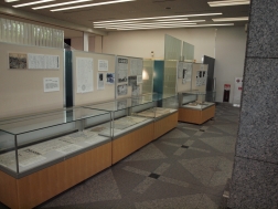 中央図書館1階エントランスホール　展示の様子