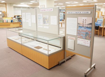 中央図書館3階閲覧室内展示ケース