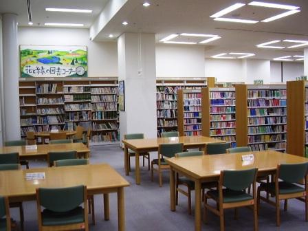鶴見図書館館内