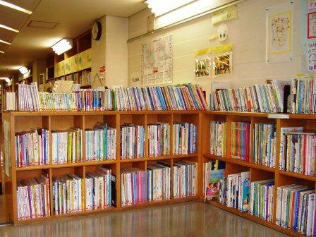 西成図書館館内