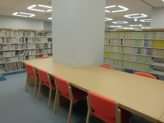 港図書館館内