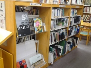 芸術の写真集の本棚