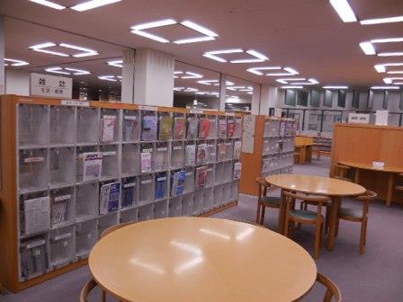 生活・教育関係雑誌書架