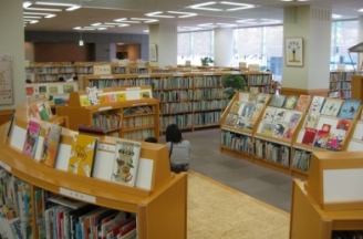 新中央図書館1階こどもの本コーナー