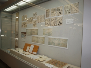 大阪市立中央図書館1階　エントランスギャラリー　ガラスケースでの展示