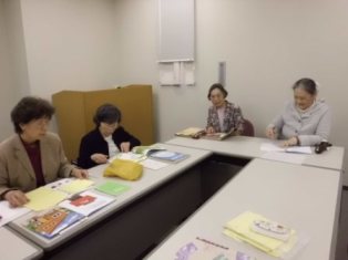 点訳絵本グループ「雪割草」の活動風景写真