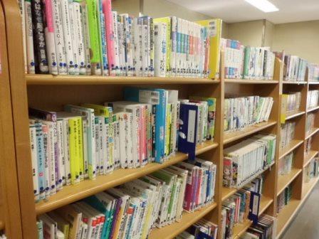 大正図書館ヤングコーナーの本棚
