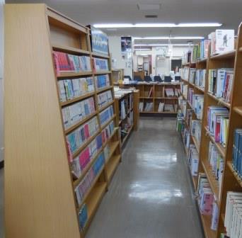 都島図書館ヤングコーナーの本棚