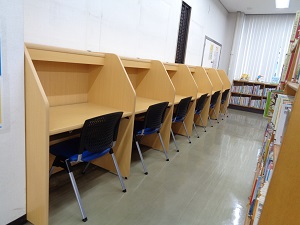 壁のほうを向いている閲覧席